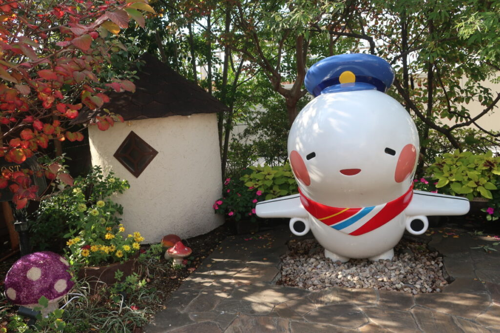 伊丹空港には、空港内の可愛いスポット「そらやんのおにわ」があります。